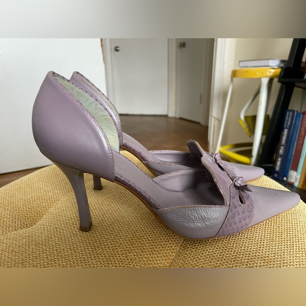BCBGirls violet pointy toe heels size 8